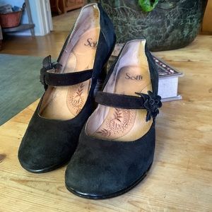 Soft black suede round toed comfort dress heel. 9m